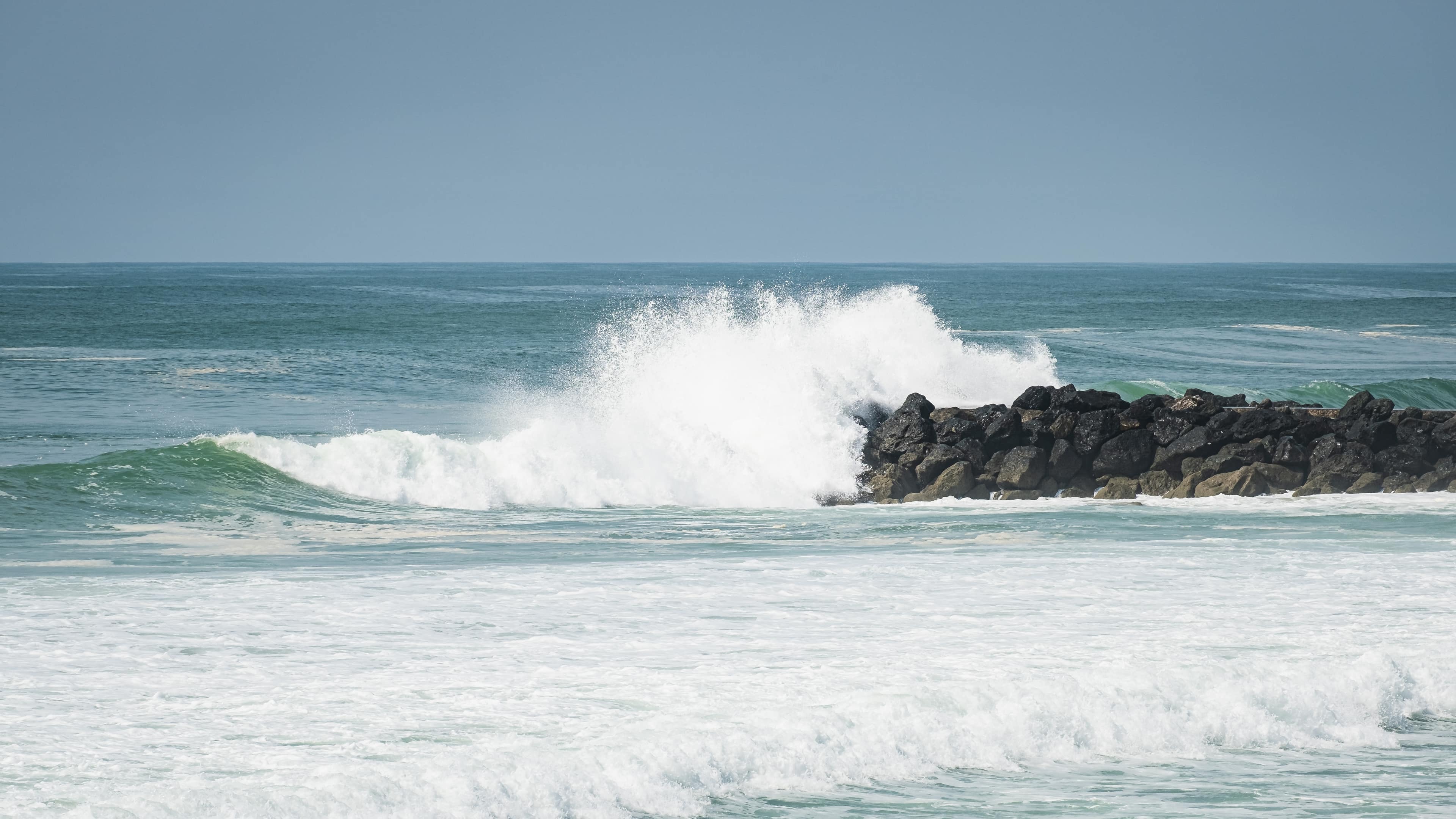 Vagues de la plage de la Chambre d'Amour