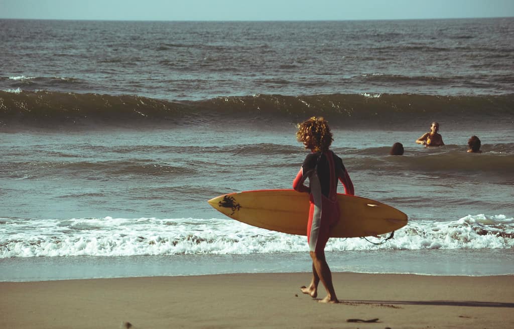 Surfer en bayas.