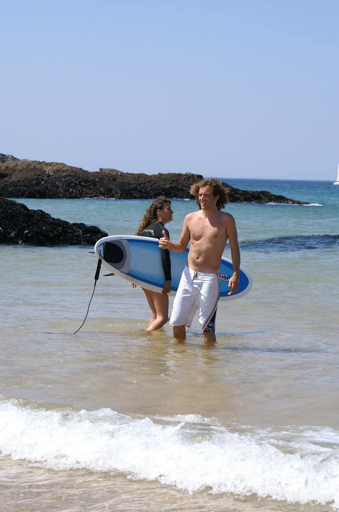 Morbihan : Belle-île-en-mer : plage du donnant : ' les surfeurs '