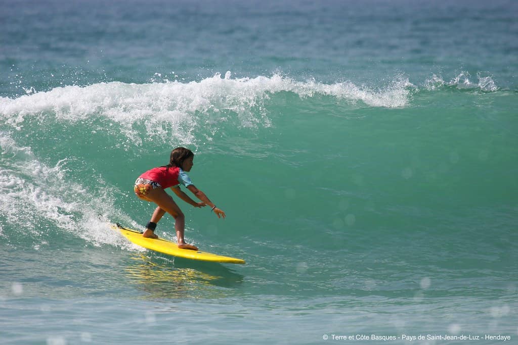 Jeune Surfeuse © Terre et Côte Basques - Pays de Saint-Jean-de-Luz - Hendaye