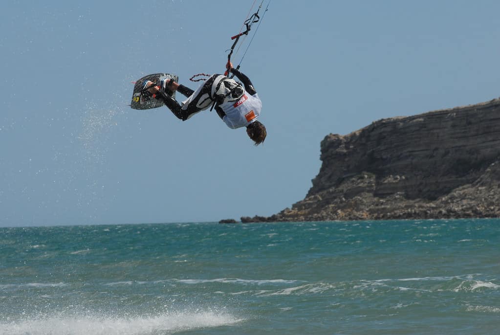 Kitesurf face au rocher de la sorcière