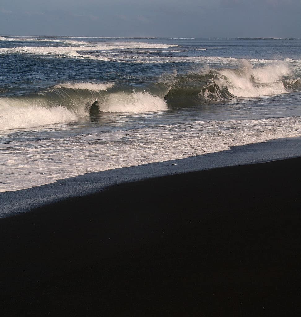 SABLE NOIR -PAPARA -TAHITI- BLACK SAND