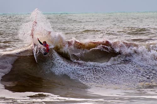 Mick Fanning power turn on Supertubos | Ripcurl Pro Peniche 2010