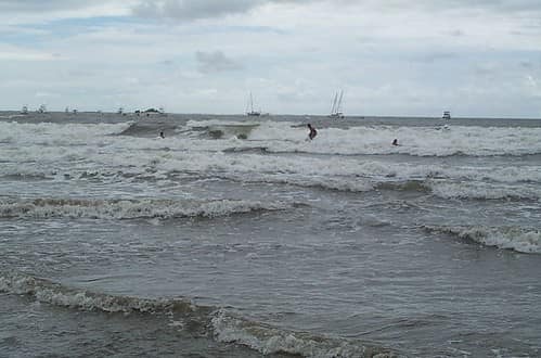 Surfear en Costa Rica, surfistas en Tamarindo